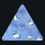 Lycklig Hanukkah Falling Stars and Dreidels Triangelformat Klistermärke<br><div class="desc">Du visar Lee Hiller Design Collection. Apparatur,  gåvor och samlarföremål Lee Hiller Photography eller Digital Art Collection. Du kan visa hennes naturfotografi på http://HikeOurPlanet.com/ och följa hennes vandrande blogg i Hett Vår nationalpark.</div>