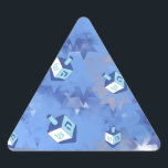 Lycklig Hanukkah Falling Stars and Dreidels Triangelformat Klistermärke<br><div class="desc">Du visar Lee Hiller Design Collection. Apparatur,  gåvor och samlarföremål Lee Hiller Photography eller Digital Art Collection. Du kan visa hennes naturfotografi på http://HikeOurPlanet.com/ och följa hennes vandrande blogg i Hett Vår nationalpark.</div>