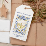 Lycklig Hanukkah Festive Watercolor Menorah FOLIAG Presentetikett<br><div class="desc">Lägg till en personlig beröring till din Hanukkah-gåva med den här elegant blommigten märkre som innehåller vattenfärgen Menorah adorderad med elegant veteblad i en sofistikerad palett av guld,  ljusblått och marinblått med två linjer anpassningsbar text.</div>