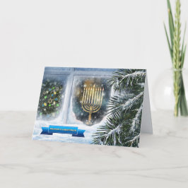 Lycklig Hanukkah. Fönsterscen i snö med Menorah Helgkort