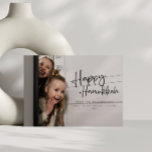 Lycklig Hanukkah-foto för den minimalistiska famil Julkort<br><div class="desc">Det här moderna Hanukkah-kortet har en fullt-blekt fotodesign med minimal typografisk övertäckning,  vilket skapar en elegant och snyggt Julhälsningar. Perfekt för att visa ditt favoritfoto,  lägger den enkla texten till en contemporary på Hanukkah-önskemålen.</div>