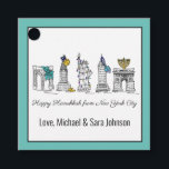 Lycklig Hanukkah från New York City NYC Chanukah Gåvor Etiketter<br><div class="desc">Utformningen har en originalmarkörillustration av New York City "klädd upp" för julhelgen. Anpassa till en helgdag eller partiförmån för roligten. Denna design finns också tillgänglig för andra produkter. Det finns också samordningsformgivning. Ser du inte vad du är tittar för? Kontakta Rebecca för att få något designat bara för dig.</div>
