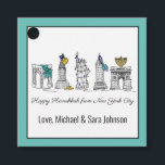 Lycklig Hanukkah från New York City NYC Chanukah Gåvor Etiketter<br><div class="desc">Utformningen har en originalmarkörillustration av New York City "klädd upp" för julhelgen. Anpassa till en helgdag eller partiförmån för roligten. Denna design finns också tillgänglig för andra produkter. Det finns också samordningsformgivning. Ser du inte vad du är tittar för? Kontakta Rebecca för att få något designat bara för dig.</div>
