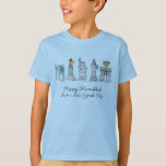Lycklig Hanukkah från New York City NYC Chanukah T Shirt<br><div class="desc">Utformningen har en originalillustration av New York City-markeringar i bläck, inklusive Frihetsgudinnan, Washington Square Arch och Brooklyn Bridge, "klädd" för julhelgen. Idealisk för att ha firat Hanukkah och de judiska helgdagarna. Den här NYC-designen finns även på andra produkter. Det finns också en samordning av Chanukah party-formgivningarna. Ser du inte vad...</div>