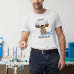 Lycklig Hanukkah Funny Menorah T Shirt<br><div class="desc">Lägg lite stollig till festivalen i år med den här söta helgdag som skildrar en älva med en menorah och scarf!</div>