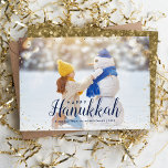 Lycklig Hanukkah | Glitz Faux Glitter Photo Overla Julkort<br><div class="desc">Prisvärda helgdag för utskrift av anpassningsbar med enkla mallar för anpassning. Den här chicen har en faux glitter konetti gräns och snyggt calligraphy text. Det står "Lycklig Hanukkah". Anpassa den med dina foton och lägg till din familj namn och året. Baksidan har en faux guld glitter-bakgrund eller använda som ger...</div>