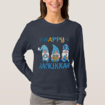 Lycklig Hanukkah Gnomes Dreidel Menorah T Shirt<br><div class="desc">Lycklig Hanukkah Gnomes Dreidel Menorah T-Shirt har tre söta gnomer med David,  Menorah och Dreidel med texten "Lycklig Hanukkah" i modern manustypografi. Designad av Evco Helgdagars www.zazzle.com/store/evcoholidays</div>