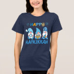 Lycklig Hanukkah Gnomes Dreidel Menorah T Shirt<br><div class="desc">Lycklig Hanukkah Gnomes Dreidel Menorah T-Shirt har tre söta gnomer med David,  Menorah och Dreidel med texten "Lycklig Hanukkah" i modern manustypografi. Designad av Evco Helgdagars www.zazzle.com/store/evcoholidays</div>