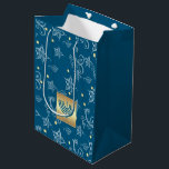 Lycklig Hanukkah. Guld Menorah & Blommönster<br><div class="desc">Lycklig Hanukkah. Gold Foil Menorah och Blommönstret design Hanukkah | Alla judiska Firande Gift Bags. Matchningskort,  inbjudningar till partier och gåvor som finns tillgängliga i de judiska Helgdagarna/Hanukkah-kategorin i vår butik.</div>