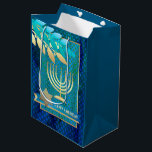 Lycklig Hanukkah. Guld Menorah och David Star<br><div class="desc">Lycklig Hanukkah. David,  Menorah och Olive Grenar Gold Foil Design Hanukkah Gift Bags stjärna. Matchningskort,  inbjudningar till partier och gåvor som finns tillgängliga i de judiska Helgdagarna/Hanukkah-kategorin i vår butik.</div>