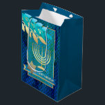 Lycklig Hanukkah. Guld Menorah och David Star<br><div class="desc">Lycklig Hanukkah. David,  Menorah och Olive Grenar Gold Foil Design Hanukkah Gift Bags stjärna. Matchningskort,  inbjudningar till partier och gåvor som finns tillgängliga i de judiska Helgdagarna/Hanukkah-kategorin i vår butik.</div>