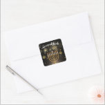 Lycklig Hanukkah Guld Star av David Menorah Black Fyrkantigt Klistermärke<br><div class="desc">Hanukkah-festligheterna med chic Hanukkah-klistermärken! Med en elegant design med en strålande guld-stjärna av David och Menorah mot en sofistikerad svart bakgrund är dessa klistermärken perfekt för att dekorera presenter, kort, kuvert och tillför ett elegans till firande. Perfekt för att göra inbjudningar, gåvor och dekoration till skönhetsvård, dessa klistermärken ger en...</div>
