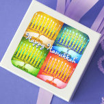 Lycklig Hanukkah gult blå grönt röd 4 menorahs Fyrkantigt Klistermärke<br><div class="desc">"Lycklig Hanukkah." Ett nära foto med 4 ljusa färgader av artsy menorah-foton hjälper dig att sätta igång i helgdag av Hanukkah. Känn julhelgens värme och glädje när du användor det här bedövande, färgstarka Hanukkah-dekalet. Matchningskort, frimärke, tote bags, serveringsbrickor och andra produkter finns i min "Hanukkah Colorful, Artsy Menorah"-butik. Använda det...</div>