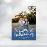 Lycklig Hanukkah Hand plockade Löv Snö Fullt Photo Julkort<br><div class="desc">Snyggt,  elegant och personlig. Med ditt foto med handskriven stil som accentueras av hand plockade gräs löv och bär. Baksidan har ett festligt snö mönster.</div>
