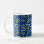 Lycklig Hanukkah Jewish Star Menorah Blue Chanukah Kaffemugg<br><div class="desc">Lycklig Hanukkah,  Chanukah,  Menorah,  festival av ljus,  judisk stjärna,  blå mugg.</div>