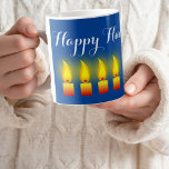 Lycklig Hanukkah Kaffemugg<br><div class="desc">Symbolisera Miracle of Hanukkah: Vår design visar de nio ljusen och symboliserar Hanukkahs mirakel. De ljusa lågor som sätts mot djupblått är en visuell återgivning av glädjen och ljuset som denna helgdag ger. Åtta ljus symboliserar det antal dagar som Tempellampan blinkade. Den nionde, schamasken, är ett hjälpljus som används för...</div>