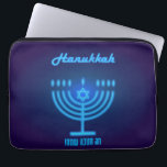 Lycklig Hanukkah Ljus judisk Helgdag hebrew Laptop Fodral<br><div class="desc">Lycklig Hanukkah Vackert judisk Helgdag med hebreiska bokstäver. Den judiska Helgdag Hanukkah-bakgrunden med traditionella Chanukah-symboler - Guld Menorah, Hanukkiah Candelabrum och Candles, trädrömmodeller (spinning top), nötter, David-stjärnan och ljus tapet mönster. Hanukkah Festival Dekoration. Jerusalem, Israel. Elektronik > Caseser för Tablet & Laptop > Caseser för bärbara datorer > Laptop sleeve,...</div>