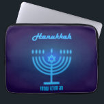 Lycklig Hanukkah Ljus judisk Helgdag hebrew Laptop Fodral<br><div class="desc">Lycklig Hanukkah Vackert judisk Helgdag med hebreiska bokstäver. Den judiska Helgdag Hanukkah-bakgrunden med traditionella Chanukah-symboler - Guld Menorah, Hanukkiah Candelabrum och Candles, trädrömmodeller (spinning top), nötter, David-stjärnan och ljus tapet mönster. Hanukkah Festival Dekoration. Jerusalem, Israel. Elektronik > Caseser för Tablet & Laptop > Caseser för bärbara datorer > Laptop sleeve,...</div>