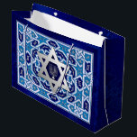 Lycklig Hanukkah / Lycklig Chanukah<br><div class="desc">Lycklig Hanukkah! Lycklig Chanukah! Silver Foil Star av David och Menorah Design Gift Bags. Matchningskort och gåvor tillgängliga i de judiska Helgdagarna | Hanukkah Kategori för vår butik.</div>