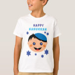 Lycklig Hanukkah, med pojke på jarmulke T Shirt<br><div class="desc">Lycklig Hanukkah med judisk pojke med blå Yarmulke. Blå stjärnor av David i bakgrunden. Underbar som en gåva till ett barn till bäran under Hanukkah. Önskar lycklig Hanukkah!</div>