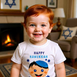 Lycklig Hanukkah, med pojke på jarmulke T Shirt<br><div class="desc">Lycklig Hanukkah med judisk pojke med blå Yarmulke. Blå stjärnor av David i bakgrunden. Underbar som en gåva till ett barn till bäran under Hanukkah. Önskar lycklig Hanukkah!</div>