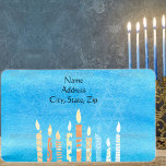 Lycklig Hanukkah Menorah Adressetikett<br><div class="desc">Fira åtta dagar och åtta nätter av festivalen i Ljus med Hanukkah-kort och -gåvor. Ljus festival är här. Ljusa menoran,  spela med drömmaren och festen på latkes och sufganiyots. Fira Hanukkahs anda med vänner,  familj och nära och kära genom att önska dem Lycklig Hanukkah.</div>