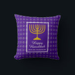 LYCKLIG HANUKKAH | Menorah | David stjärna | LILA Kudde<br><div class="desc">Snyggt lila HANUKKAH-kudde med Faux silver Star av David i subtil bakgrund mönster. Platshållartext är anpassade så att du kan byta LYCKLIG HANUKKAH till ett hälsning som du själv väljer (text av liknande längd) eller på ditt eget språk. En del av Hahs samling. Andra kuddeversioner finns också i ISRAEL-samlingen.</div>