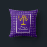LYCKLIG HANUKKAH | Menorah | David stjärna | LILA Kudde<br><div class="desc">Snyggt lila HANUKKAH-kudde med Faux silver Star av David i subtil bakgrund mönster. Platshållartext är anpassade så att du kan byta LYCKLIG HANUKKAH till ett hälsning som du själv väljer (text av liknande längd) eller på ditt eget språk. En del av Hahs samling. Andra kuddeversioner finns också i ISRAEL-samlingen.</div>