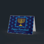 LYCKLIG HANUKKAH Menorah Dreidel Personlig Helgkort<br><div class="desc">Snyggtens hälsningskort för att fira Hahs. Mörk blått bakgrund med cyan blue dreidel mönster och typografi. Platshållartext på omslaget och inuti hälsning är anpassade,  så du kan lägga till ditt namn och ändra meddelandet. En del av Hahs uppsamling av Berean Designs.</div>