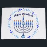 Lycklig Hanukkah Menorah Jewish Jew Cute Candles<br><div class="desc">Önskar att någon speciell en Chag Sameach på den här festivalen i ljus med en contemporary,  söt judisk design av PopQTstudio. Den här presentsäcken har en lekfull design av Menorah full med vackra kawaiiljus. En underbar presentväska till ge dina judiska vänner och familj.</div>