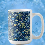 Lycklig Hanukkah Menorah Kaffemugg<br><div class="desc">. - Vi firar åtta dagar och åtta nätter på festivalen i Ljus med Hanukkah-kort och -gåvor. Ljus festival är här. Ljusa menoran,  spela med drömmaren och festen på latkes och sufganiyots. Fira Hanukkahs anda med vänner,  familj och nära och kära genom att önska dem Lycklig Hanukkah.</div>