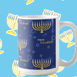 Lycklig Hanukkah Menorah Kaffemugg<br><div class="desc">. - Vi firar åtta dagar och åtta nätter på festivalen i Ljus med Hanukkah-kort och -gåvor. Ljus festival är här. Ljusa menoran,  spela med drömmaren och festen på latkes och sufganiyots. Fira Hanukkahs anda med vänner,  familj och nära och kära genom att önska dem Lycklig Hanukkah.</div>