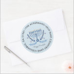 Lycklig Hanukkah | Menorah Ljus Returadress Runt Klistermärke<br><div class="desc">Fira festivalen i Ljus i år med den unika personligen Hanukkah-returadressens klistermärken. Lägg till anpassningsbarnas ordalydelse i den här designen genom att använda rutorna "Redigera den här designmallen" på objektets höger eller klicka på den blå "Anpassa den" om du vill ordna texten, ändra typsnitt och färg och även lägga till...</div>