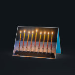 Lycklig Hanukkah Menorah Miracle Card Kort<br><div class="desc">Hanukkah-kortet för festival av Ljus innehåller ett originalfoto av en menorah med åtta brinnande ljus framtill,  ett anpassade hälsning på insidan och bön fantiskt utskriven på baksidan.</div>