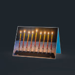 Lycklig Hanukkah Menorah Miracle Card Kort<br><div class="desc">Hanukkah-kortet för festival av Ljus innehåller ett originalfoto av en menorah med åtta brinnande ljus framtill,  ett anpassade hälsning på insidan och bön fantiskt utskriven på baksidan.</div>