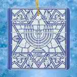 Lycklig Hanukkah Menorah och David Star Julgransprydnad Keramik<br><div class="desc">. - Vi firar åtta dagar och åtta nätter på festivalen i Ljus med Hanukkah-kort och -gåvor. Ljus festival är här. Ljusa menoran,  spela med drömmaren och festen på latkes och sufganiyots. Fira Hanukkahs anda med vänner,  familj och nära och kära genom att önska dem Lycklig Hanukkah.</div>