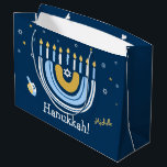 Lycklig Hanukkah Menorah Rainbow<br><div class="desc">Vår Rainbow Menorah Hanukkah Gift Bag har en populär Rainbow-design som flippar över för att bli en helig Hanukkah/ Chanukah-menorah på motsidan. Med en sprinkling av judiska stjärnor av David är denna moderna utformning ett vackert, roligt sätt att önska familj och vänner en Lycklig Hanukkah medan du klär upp dina...</div>