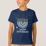Lycklig Hanukkah Menorah Rainbow T-Shirt<br><div class="desc">Vår Rainbow Menorah Hanukkah Hälsning T-Shirt har en populär regnbågsdesign som flippade över för att bli en helig Hanukkkah/ Chanukah-menorah. Med en sprinkling av judiska stjärnor från David är denna moderna utformning ett coola, ett roligt sätt att önska familj och vänner en Lycklig Hanukkah var du än är. Text kan...</div>