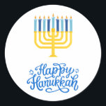 Lycklig Hanukkah Menorah Runt Klistermärke<br><div class="desc">Lycklig Hanukkah Menorah Classic Round Sticker. Välj storleka på dekalen på Alternativ-menyn.</div>