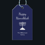 Lycklig Hanukkah Menorah Simple Blue Presentetikett<br><div class="desc">Lycklig Hanukkah Blue Helgdag-märkre,  med en enkel vit menorah- och skripttypografi. Med vit anpassade kan du lägga till egen information. Ett festligt sätt att skicka speciella gåvor den här julhelgen.</div>