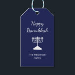 Lycklig Hanukkah Menorah Simple Blue Presentetikett<br><div class="desc">Lycklig Hanukkah Blue Helgdag-märkre,  med en enkel vit menorah- och skripttypografi. Med vit anpassade kan du lägga till egen information. Ett festligt sätt att skicka speciella gåvor den här julhelgen.</div>