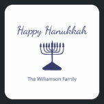 Lycklig Hanukkah Menorah Simple Fyrkantigt Klistermärke<br><div class="desc">Lycklig Hanukkah Blue Helgdag-dekal med en enkel blå menorah och manustypografi. Med blått anpassade kan du lägga till egen information. Ett festligt sätt att fira med vänner och kära.</div>
