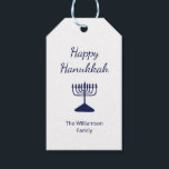 Lycklig Hanukkah Menorah Simple Gift Märkres Presentetikett<br><div class="desc">Lycklig Hanukkah Helgdag-märkre,  med en enkel blå menorah- och manustypografi. Du kan lägga till egen anpassade med textmarkering. Ett festligt sätt att skicka speciella gåvor den här julhelgen.</div>