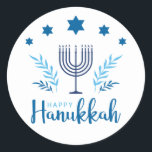Lycklig Hanukkah Menorah Stars Runt Klistermärke<br><div class="desc">Lycklig Hanukkah-klistermärken är underbara för användan på papper och gåvor. Dessa Lycklig Hanukkah-klistermärken har en 7-gren-menorah,  Chanukkiah,  med blå stjärnor,  grenar och annat inslag i ljus och mörk blått.</div>