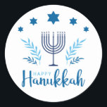 Lycklig Hanukkah Menorah Stars Runt Klistermärke<br><div class="desc">Lycklig Hanukkah-klistermärken är underbara för användan på papper och gåvor. Dessa Lycklig Hanukkah-klistermärken har en 7-gren-menorah,  Chanukkiah,  med blå stjärnor,  grenar och annat inslag i ljus och mörk blått.</div>