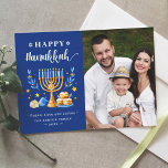 Lycklig Hanukkah Menorah Sufganiyah Dreidel Photo Julkort<br><div class="desc">Skicka Önskemål med det här Helgdag-fotokortet som innehåller ett häftande Hanukkah-skript och judiska Helgdag-symboler för att markera hälsning-meddelandet.</div>