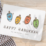 Lycklig Hanukkah Modern Dreidel Julkort<br><div class="desc">Design består av Dreidel-illustrationen med roterande överkant. Lägg till ditt namn,  hälsning och år</div>