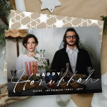 Lycklig Hanukkah Modern handskriftsfoto Julkort<br><div class="desc">Ett enkelt och modernt helgdag-kort med ett fullt-utfallsfoto och Lycklig Hanukkah-hälsning i ett trendig, ett vitt calligrafhandskript vid grund på ett svart övertäckningsfoto. En geometrisk stjärna av levande vit mönster på en neutralt med bakgrunden fyller kortets baksida. Designade/ursprungliga teckningar efter tjock*fa*tin*i. Enkel att anpassa med ditt eget textmeddelande, namn, år,...</div>