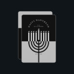 Lycklig Hanukkah Modern Menorah Candle Black & Grå Julkort<br><div class="desc">Lycklig Hanukkah, skicka ditt Hanukkah önskemål till din familj och dina vänner med vårt vackra och moderna helgdag-kort för anpassade. Vår design har vårt moderna menorakoljus. En modern svart- och grått färg-palett används. "Lycklig Hanukkah" är skrivet i ett modernt typsnitt och en båge runt menoraklyset. Anpassa med års- och familjenamnteckning....</div>