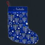 Lycklig Hanukkah Modern Menorah Personlig Namn Liten Julstrumpa<br><div class="desc">Den här Hanukkah-helgdagarna har en ljusblå bakgrund med menorah och David-övertäckningens stjärna. Anpassa med ditt namn genom att redigera texten i textrutorna. #hanukkah #chanukah #helgdagar #säsong #festive #modern #blue #menorah #starofdavid #jewant #snyggt #elegant #chic #mönster #personlig #personlig #anpassningsbar # #addyourown #gifts #stockings #hanukahdecor #decor #home #homedecor #homedecor</div>